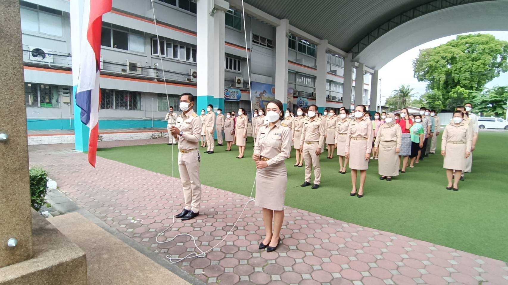 วันพุธที่ 28 กันยายน 2565 นายวิทยา เกตุชู ผู้อำนวยการวิทยาลัยอาชีวศึกษาภูเก็ต และบุคลากรทางการศึกษา ร่วมกิจกรรมวันพระราชทานธงชาติไทย ประจำปี 2565 ณ ลานอาชีวะสัมพันธ์ วิทยาลัยอาชีวศึกษาภูเก็ต