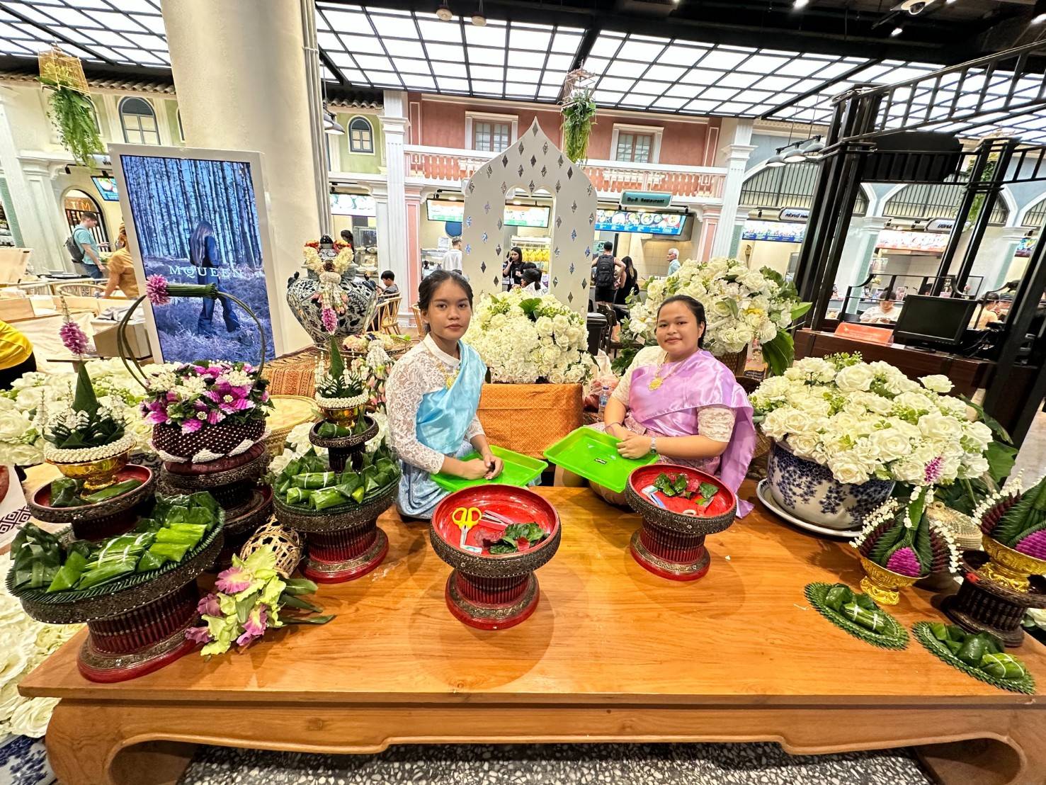 วันที่ 1-14 เมษายน 2567 แผนกวิชาคหกรรศาสตร์ ร่วมจัดแสดงผลงานการประดิษฐ์งานใบตอง งานมาลัยดอกไม้สด และการแกะสลักผัก ผลไม้เพื่อเป็นการส่งเสริมศิลปะวัฒนธรรมของไทย ในงาน THAI HANDICRAFTS ณ ห้างสรรพสินค้าเซ็นทรัล ฟรอเรสต้า ภูเก็ต
