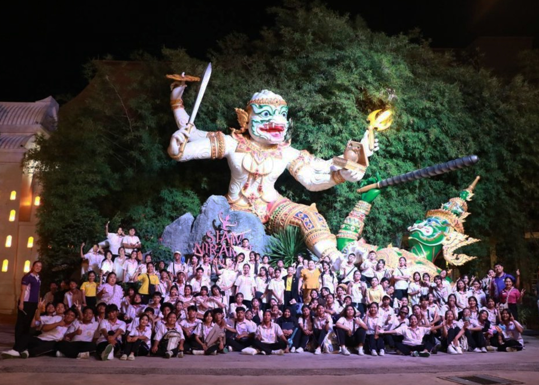 วันจันทร์ที่ 22 กรกฎาคม 2567 แผนกวิชาการจัดการธุรกิจท่องเที่ยว, น.ส.ปิยะมาศ ชำนาญ รองผู้อำนวยการฝ่ายวิชาการ, น.ส.อรทัย สุวรรณมณี รองผู้อำนวยการฝ่ายพัฒนากิจการนักเรียน นักศึกษา,ครูแผนกวิชาฯ, และครูผู้เกี่ยวข้อง จำนวน 11 คน นำนักเรียน ปวช.1 เข้าร่วมโครงการทัศนศึกษาดูงาน กิจกรรมพัฒนาผู้เรียนในภาคเรียนที่ 1/2567 ณ บริษัทสยามนิรมิต จังหวัดภูเก็ต