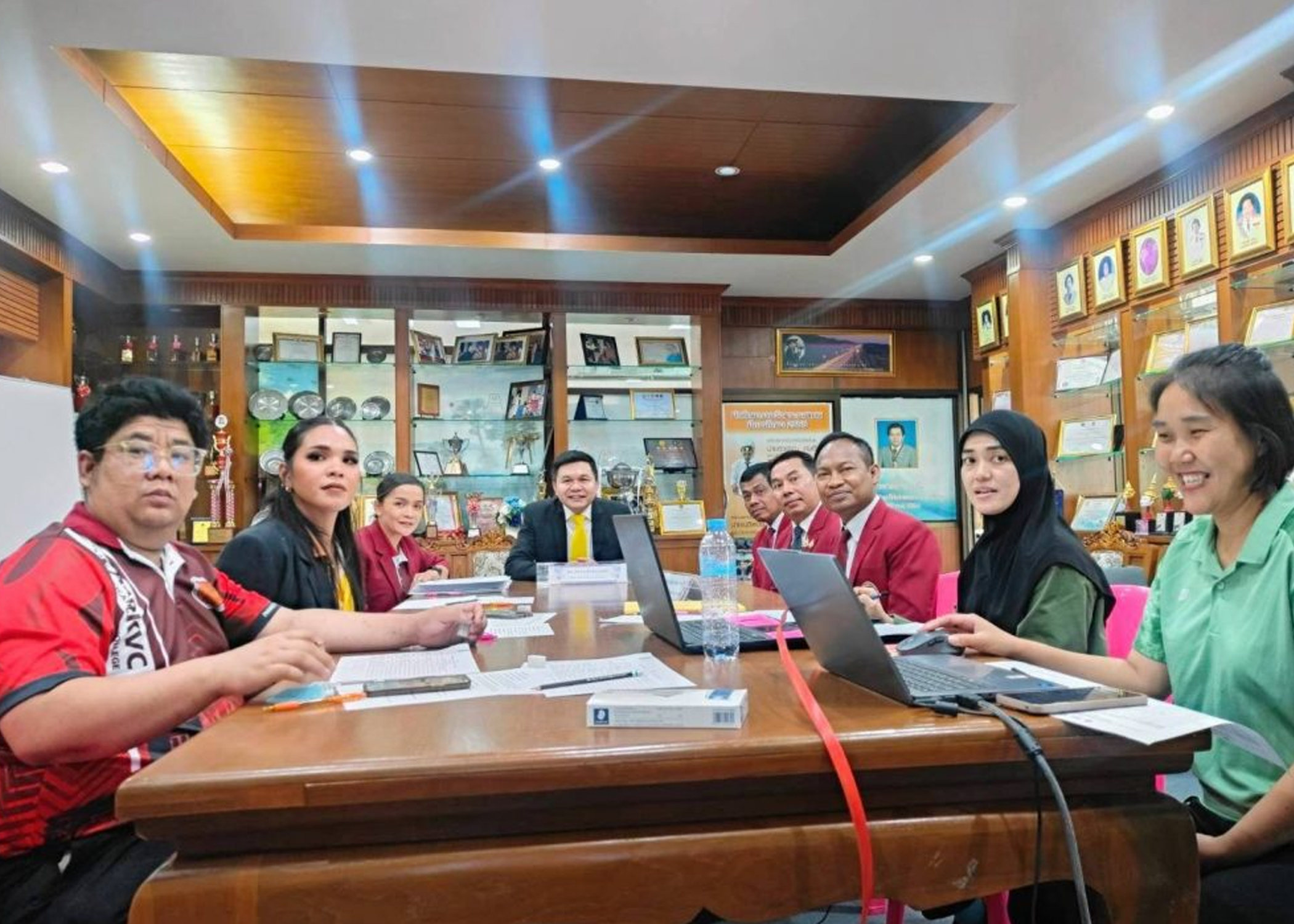 วันพุธที่ 24 กรกฎาคม 2567 ดร.นิรุตต์ บุตรแสนลี ผู้อำนวยการสำนักวิจัยและพัฒนาการอาชีวศึกษา พร้อมด้วย ดร.วิทยา เกตุชู ผู้อำนวยการวิทยาลัยอาชีวศึกษาภูเก็ต, รองผู้อำนวยการ, งานความร่วมมือ และกรรมการจากสังกัดกลุ่มยุทธศาสตร์การอาชีวศึกษาต่างประเทศและวิเทศสัมพันธ์ สำนักนโยบายและแผนการอาชีวศึกษา นายลักษศักดิ์ ยางสามัญ, นางสาวอุไรวรรณ วรรณศิลป์ ร่วมคัดเลือกผู้เข้าร่วมโครงการ ASEAN-ROK TVET Mobility Programme รุ่นที่ 3 ผ่านการสัมภาษณ์ออนไลน์ ณ ห้องเกียรติคุณ อาคารรัษฎา วิทยาลัยอาชีวศึกษาภูเก็ต