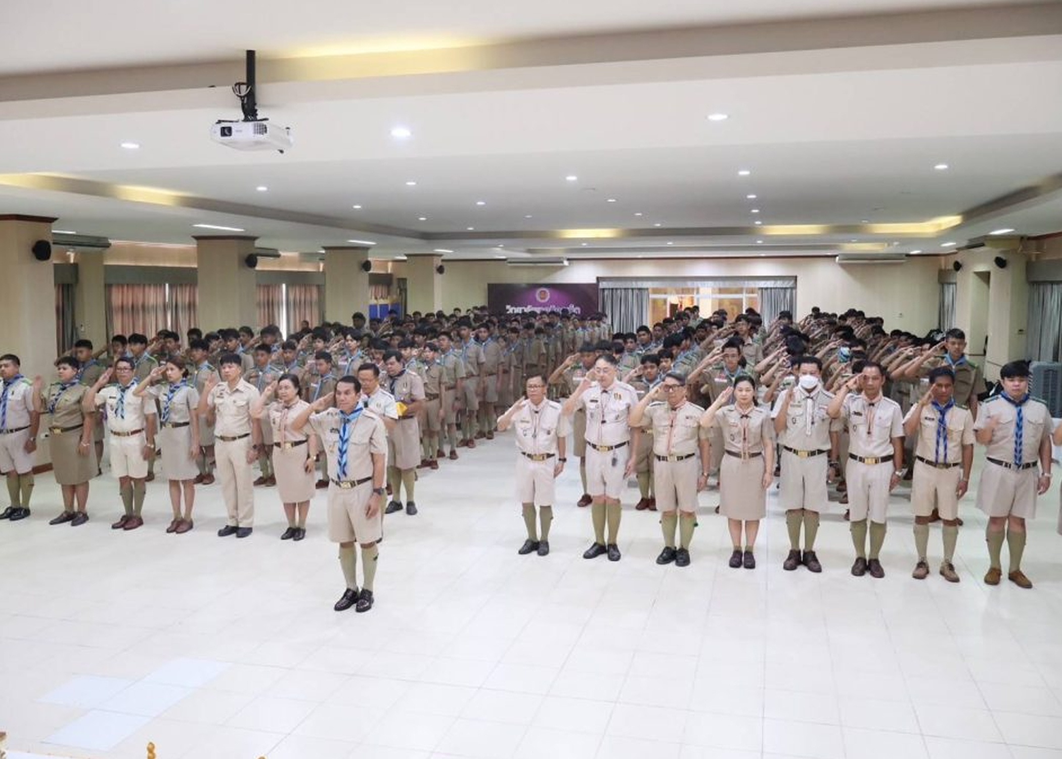 วันพุธที่ 24 กรกฎาคม 2567 นางสาวอรทัย สุวรรณมณี รองผู้อำนวยการฝ่ายพัฒนากิจการนักเรียน นักศึกษา วิทยาลัยอาชีวศึกษาภูเก็ต เข้าร่วมพิธีเปิด งานลูกเสืออาชีวะจิตอาสา เฉลิมพระเกียรติพระบาทสมเด็จพระเจ้าอยู่หัว เนื่องในโอกาสพระราชพิธีมหามงคลเฉลิมพระชนมพรรษา ๖ รอบ ๒๘ กรกฎาคม ๒๕๖๗ ในวันพุธที่ ๒๔ กรกฎาคม ๒๕๖๗ ณ ห้องประชุมต่งห่อ วิทยาลัยเทคนิคภูเก็ต โดยมี นายศิริชัย โอมฤก รองผู้อำนวยการ สำนักงานเขตพื้นที่การศึกษาประถมศึกษาภูเก็ต เป็นประธานในพิธี