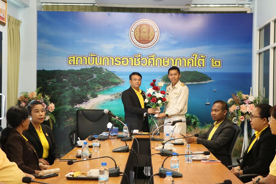 วันที่ 1 กรกฎาคม 2567 ดร.วิทยา เกตชู ผู้อำนวยการวิทยาลัยอาชีวศึกษาภูเก็ต พร้อมด้วยคณะผู้บริหาร นักเรียน นักศึกษา ของวิทยาลัยฯ ร่วมแสดงความยินดีกับ นายชาตรี คงแป้น รองผู้อำนวยการวิทยาลัยอาชีวศึกษาภูเก็ต ในโอกาสได้รับการบรรจุและแต่งตั้ง ให้ดำรงตำแหน่ง “ผู้อำนวยการอาชีวศึกษาบัณฑิต” สถาบันการอาชีวศึกษาภาคใต้ ๒ จังหวัดภูเก็ต