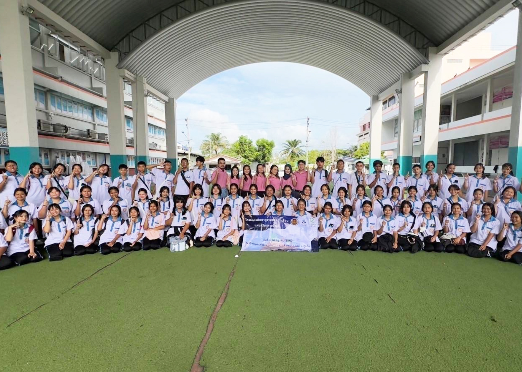 วันเสาร์ที่ 6 กรกฎาคม 2567 แผนกวิชาการบัญชีวิทยาลัยอาชีวศึกษาภูเก็ต จัดกิจกรรมศึกษาดูงาน สร้างการเรียนรู้เพิ่มประสบการณ์ทางด้านการบัญชีให้กับนักเรียนนักศึกษาของแผนกวิชาการบัญชี ณห้างสรรพสินค้าโรบินสัน สาขาฉลอง จังหวัดภูเก็ต