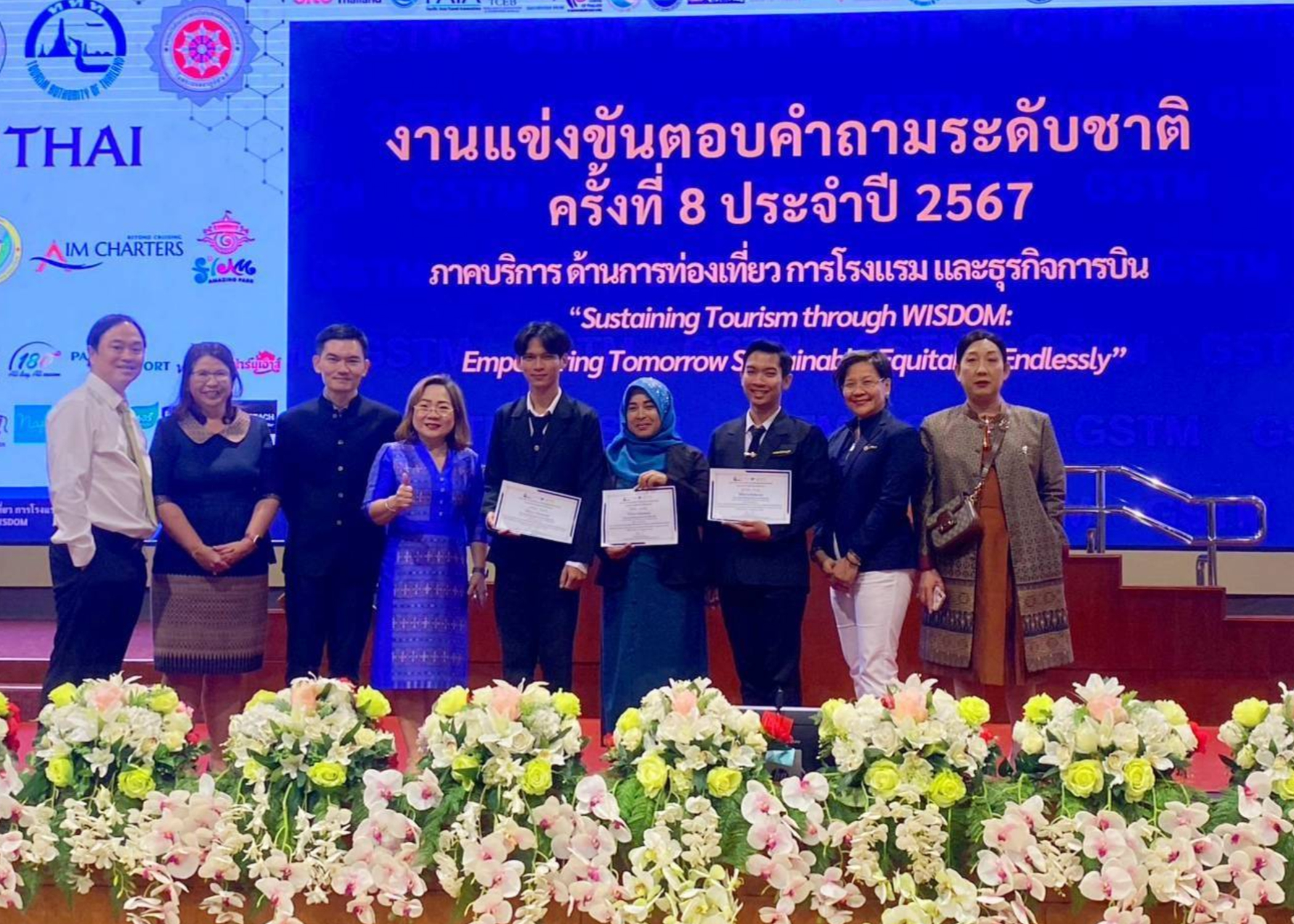 วันพุธที่ 10 กรกฎาคม 2567 แผนกวิชาการจัดการธุรกิจท่องเที่ยวส่งนักศึกษา ระดับปริญญาตรี หลักสูตรเทคโนโลยีบัณฑิต สาขาการท่องเที่ยวร่วมการแข่งขันตอบปัญหาด้านการท่องเที่ยว ระดับชาติ (ระดับอุดมศึกษา) ผลการแข่งขันทีม PKVC Tourism ผ่านคัดด้วยข้อสอบ 70% เข้ารอบ 15 ทีมสุดท้าย จาก 328 ทีม 65 สถาบันการศึกษา รับรางวัลชมเชย – Top 101. นายรักชริน บานเย็น. ป.ตรี ปี 12. .นายมานิตย์ โลราช ป.ตรี ปี 13. .นายภูมิวนัส ดำหนู ป.ตรี ปี 1 ครูปิยะมาศ ลูกเจะ ฝึกซ้อมและคุมทีม