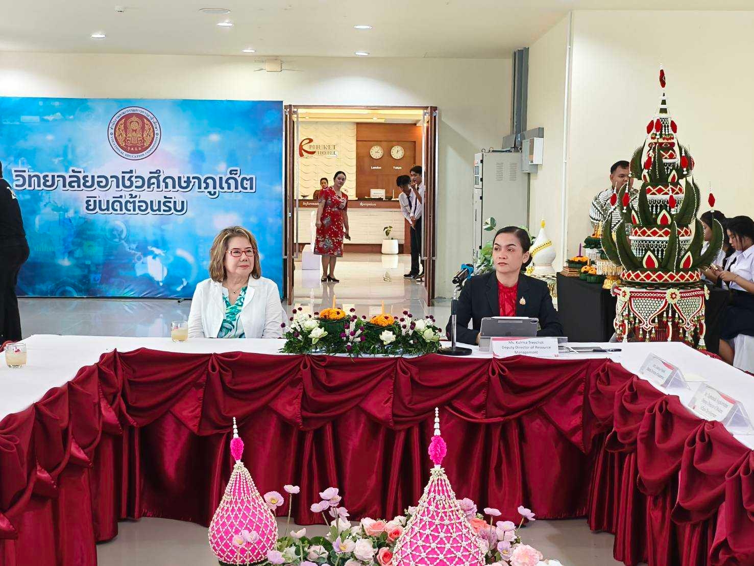 วันพฤหัสบดีที่ 24 ตุลาคม 2567 นางสาวกุลริศา ตรีโชติ รองผู้อำนวยการฝ่ายบริหารทรัพยากร รักษาราชการแทน ผู้อำนวยการวิทยาลัยอาชีวศึกษาภูเก็ต พร้อมด้วยคณะผู้บริหาร บุคลากร นักเรียนนัก ศึกษา ของวิทยาลัยอาชีวศึกษาภูเก็ต ให้การต้อนรับคณะศึกษาดูงานจากประเทศออสเตรเลีย เรียนรู้เรื่องการทำอาหาร ดอกไม้ประดิษฐ์ Soft Power ของประเทศไทย ณ วิทยาลัยอาชีวศึกษาภูเก็ต