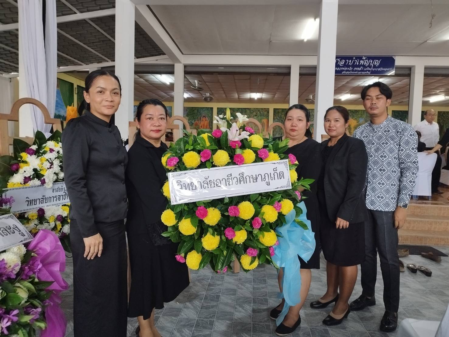 วันพฤหัสบดีที่ 3 ตุลาคม 2567 ดร.สุกัญญา พลวิก รองผู้อำนวยการฝ่ายวิชาการ นางสาวกุลริศา ตรีโชติ รองผู้อำนวยการฝ่ายแผนงานและความร่วมมือ และคณะครู เป็นตัวแทนของ วิทยาลัยอาชีวศึกษาภูเก็ต นำพวงหรีดร่วมแสดงความเสียใจ และร่วมสวดอภิธรรมบำเพ็ญกุศล ดร.ประชาคม จันทรชิต ณ จังหวัดสุราษฎร์ธานี