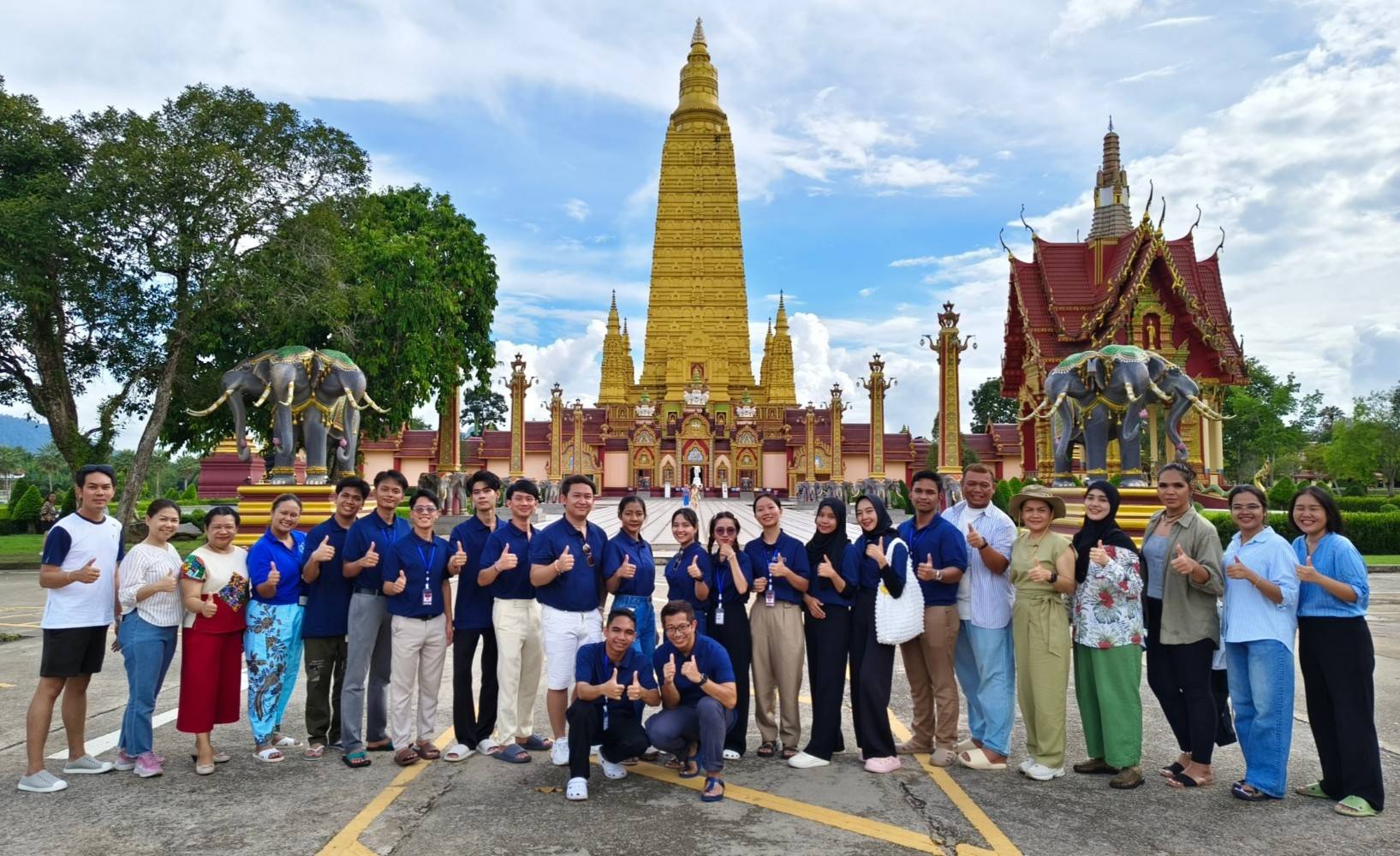 วันที่ 6-8 ตุลาคม 2567 ดร.วิทยา เกตุชู ผู้อำนวยการวิทยาลัยอาชีวศึกษาภูเก็ต นางสาว กุลริศา ตรีโชติ รองผู้อำนวยการฝ่ายแผนงานและความร่วมมือ นางสาวอรทัย สุวรรณมณี รองผู้อำนวยการฝ่ายพัฒน์ฯ นางสุกัญญา พลวิก รองผู้อำนวยการฝ่ายวิชาการ นางสาวทิพย์วิมล ทิพย์รักษา หัวหน้างานความร่วมมือ และคณะทำงาน ร่วมโครงการท่องเที่ยวเชิงอนุรักษ์วัฒนธรรม ภายใต้โครงการ ASEAN-ROK-PKVC Hospitality Management Mobility Programme รุ่นที่ ๓ นำนศ. ASEAN-ROK ศึกษาลักษณะทางภูมิประเทศ ฝึกอบรมความรู้และทักษะที่จำเป็นทางด้านวัฒนธรรมโดยผ่านการเรียนรู้จากการทัศนศึกษาลักษณะทางภูมิประเทศ และฝึกประสบการณ์ ณ จังหวัดกระบี่