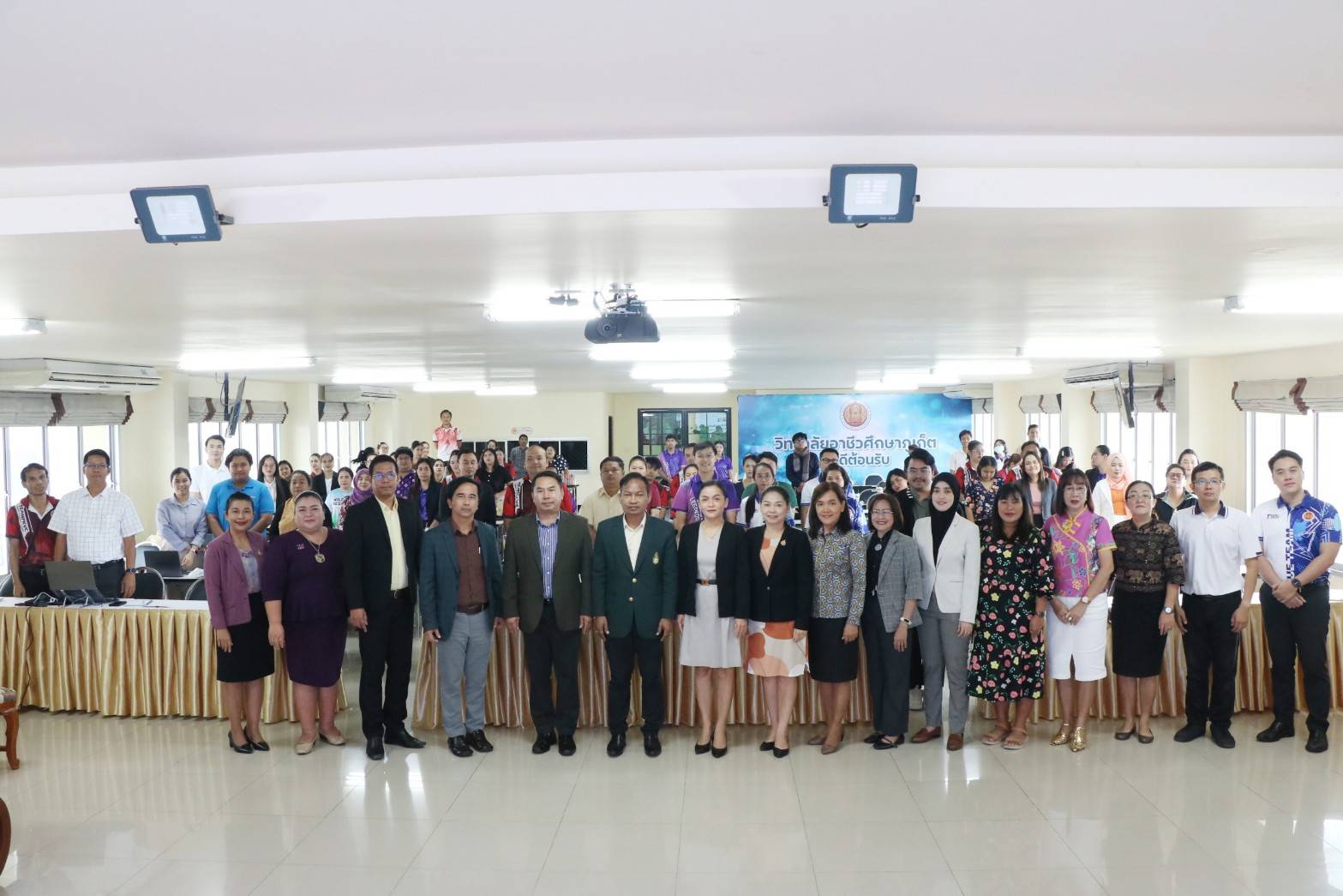 ระหว่างวันที่ 9 – 10 พฤศจิกายน 2567 ดร. วิทยา เกตุชู ผู้อำนวยการวิทยาลัยอาชีวศึกษาภูเก็ต เป็นประธานในพิธีเปิดโครงการ โครงการอบรมเชิงปฏิบัติการการยกระดับคุณภาพการจัดการอาชีวศึกษาสมรรถนะสูง การพัฒนาทักษะการเขียนแผนการจัดการเรียนรู้หลักสูตรอาชีวศึกษา พุทธศักราช2567 ณ ห้องประชุมราไวย์ วิทยาลัยอาชีวศึกษาภูเก็ต
