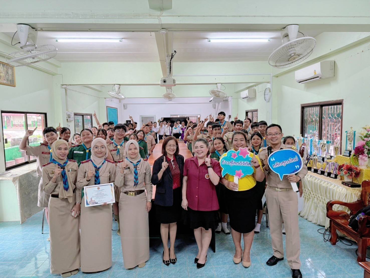วันพุธที่ 27 พฤศจิกายน 2567 งานแนะแนวและจัดหางาน วิทยาลัยอาชีวศึกษาภูเก็ตจัดกิจกรรมแนะแนวการศึกษาต่อสายอาชีพ 2568 และนำเสนอการเรียนสายอาชีพดีอย่างไร เพื่อสร้างทัศนคติเชิงบวกในการเรียนสายอาชีพให้กับนักเรียนชั้น ม.3 ของโรงเรียนหงษ์หยกบำรุง ณ โรงเรียนหงษ์หยกบำรุง จังหวัดภูเก็ต