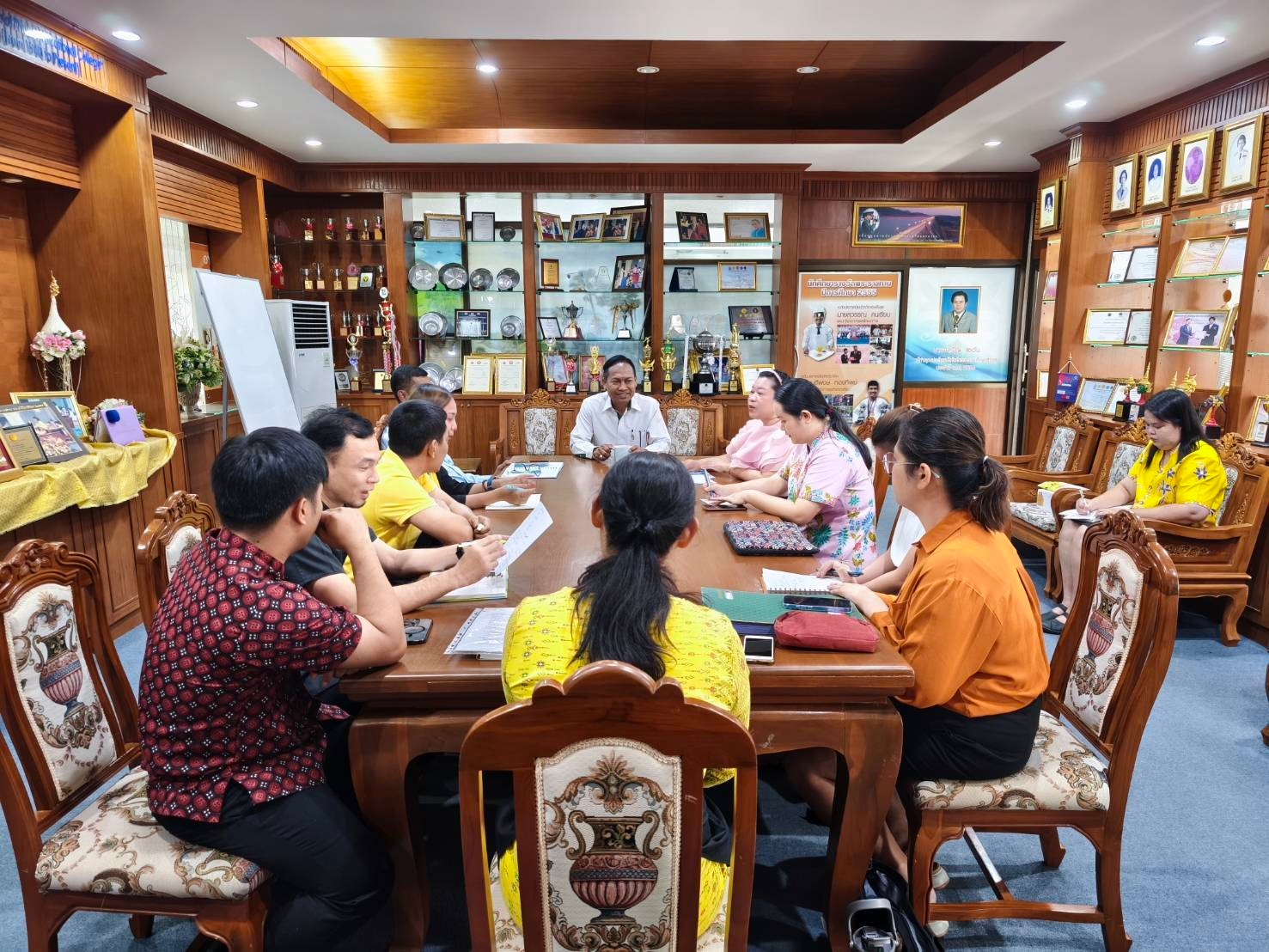 วันอังคารที่ 7 มกราคม 2567 ดร.วิทยา เกตุชู ผู้อำนวยการวิทยาลัยอาชีวศึกษาภูเก็ต ร่วมประชุมกับ สถาบันพัฒนาฝีมือแรงงานภูเก็ต เรื่องการเตรียมจัดหลักสูตรระยะสั้น ให้กับ นักเรียน นักศึกษา วิทยาลัยอาชีวศึกษาภูเก็ต