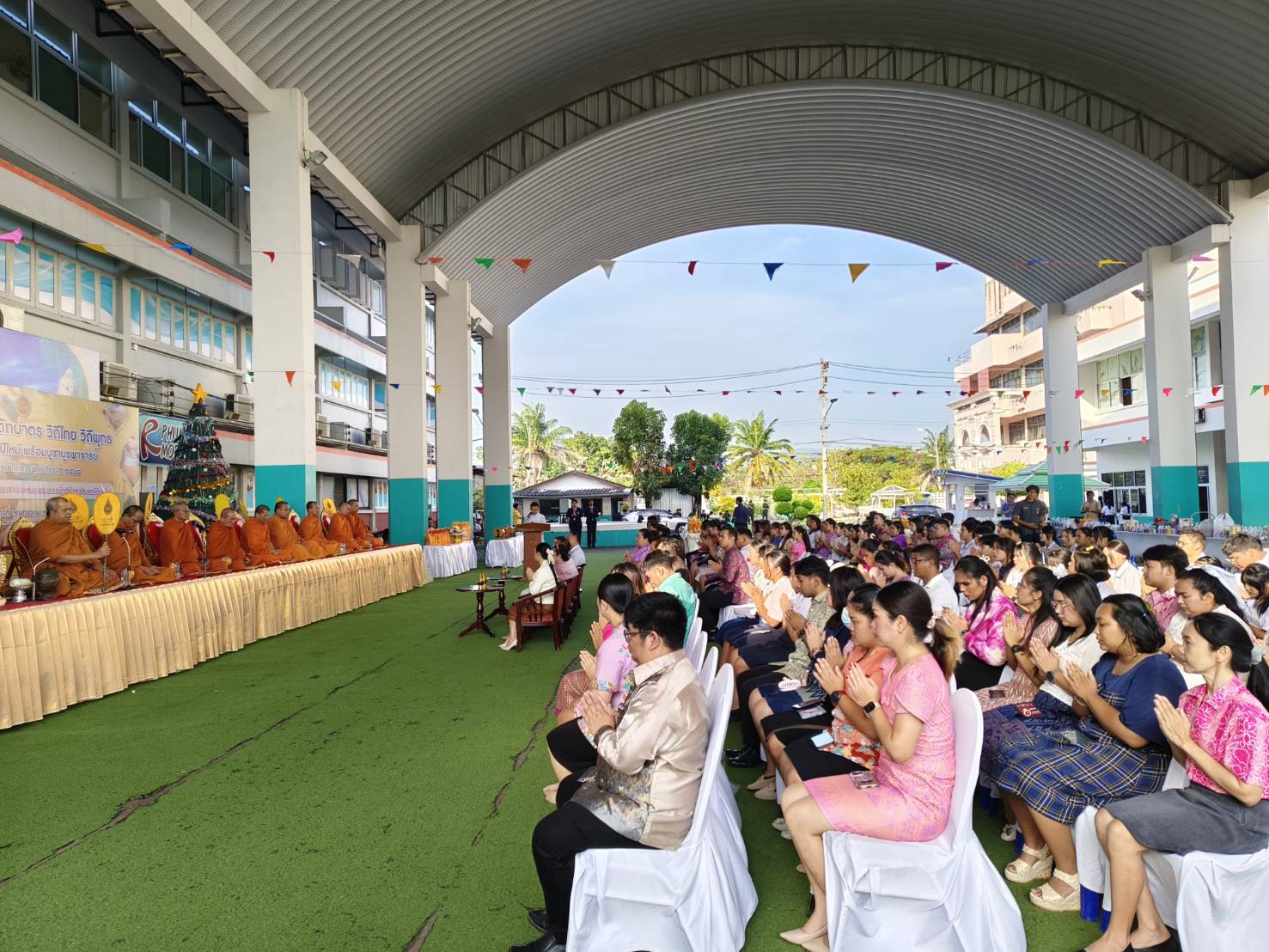 กิจกรรมทำบุญตักบาตร วิถีไทย วิถีพุทธ ศุภมงคลสมัยขึ้นปีใหม่ “วิทยาลัยอาชีวศึกษาภูเก็ต พุทธศักราช 2568 ณ ลานอาชีวะสัมพันธ์ วิทยาลัยอาชีวศึกษาภูเก็ต
