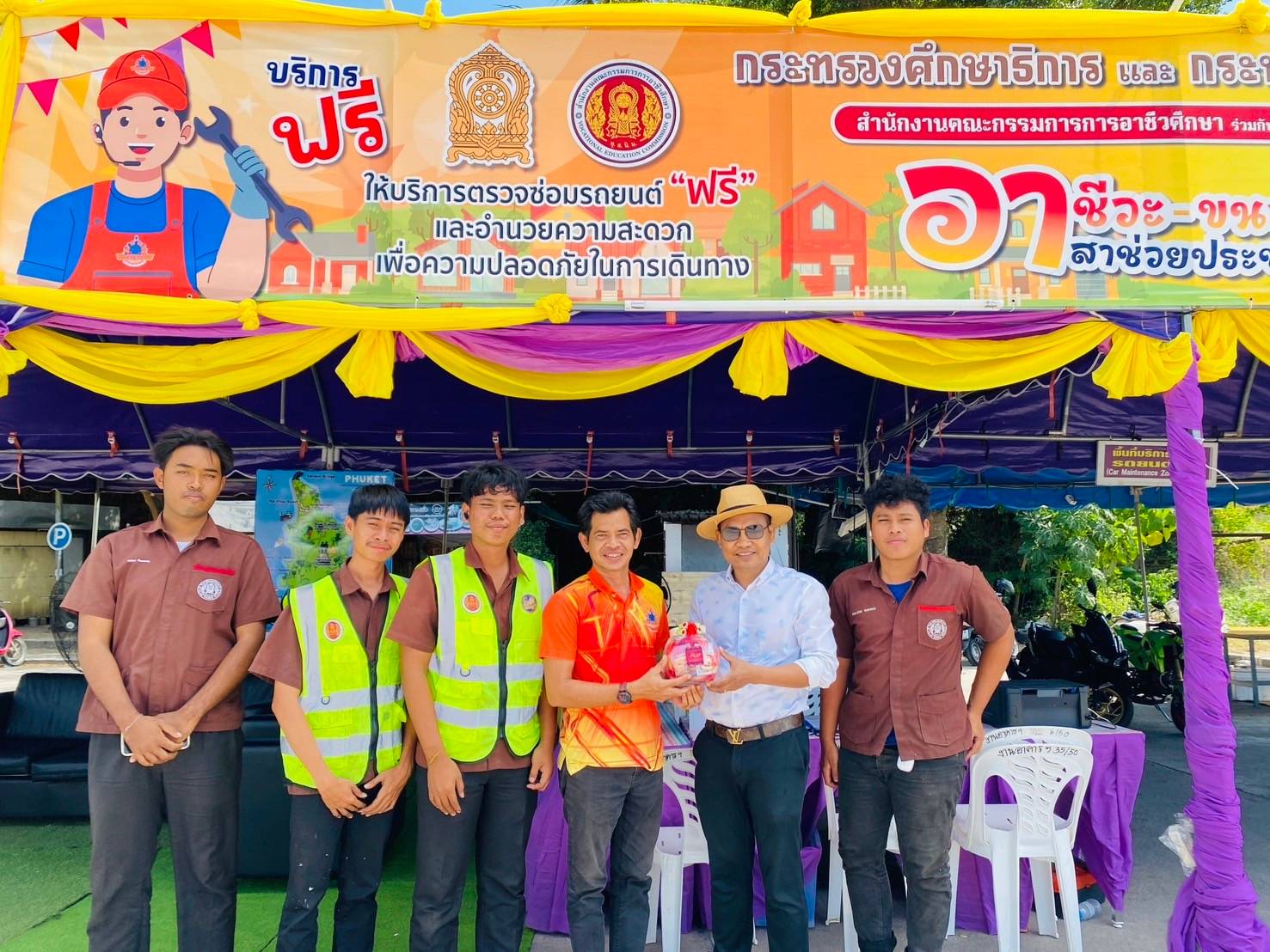 วันพฤหัสบดีที่ 2 มกราคม 2568 ดร.วิทยา เกตุชู ผู้อำนวยการวิทยาลัยอาชีวศึกษาภูเก็ต เยี่ยมให้กำลังใจนักเรียน นักศึกษา ที่ให้บริการประชาชนในโครงการ “อาชีวะ ขนส่ง อาสาช่วยประชาชน เทศกาลปีใหม่ 2568” ซึ่งให้บริการระหว่างวันที่ 27 ธันวาคม 2567 – 5 มกราคม 2568 ณ ศูนย์อาชีวะอาสา ด่านตรวจภูเก็ต (ท่าฉัตรไชย) อ.ถลาง จ.ภูเก็ต