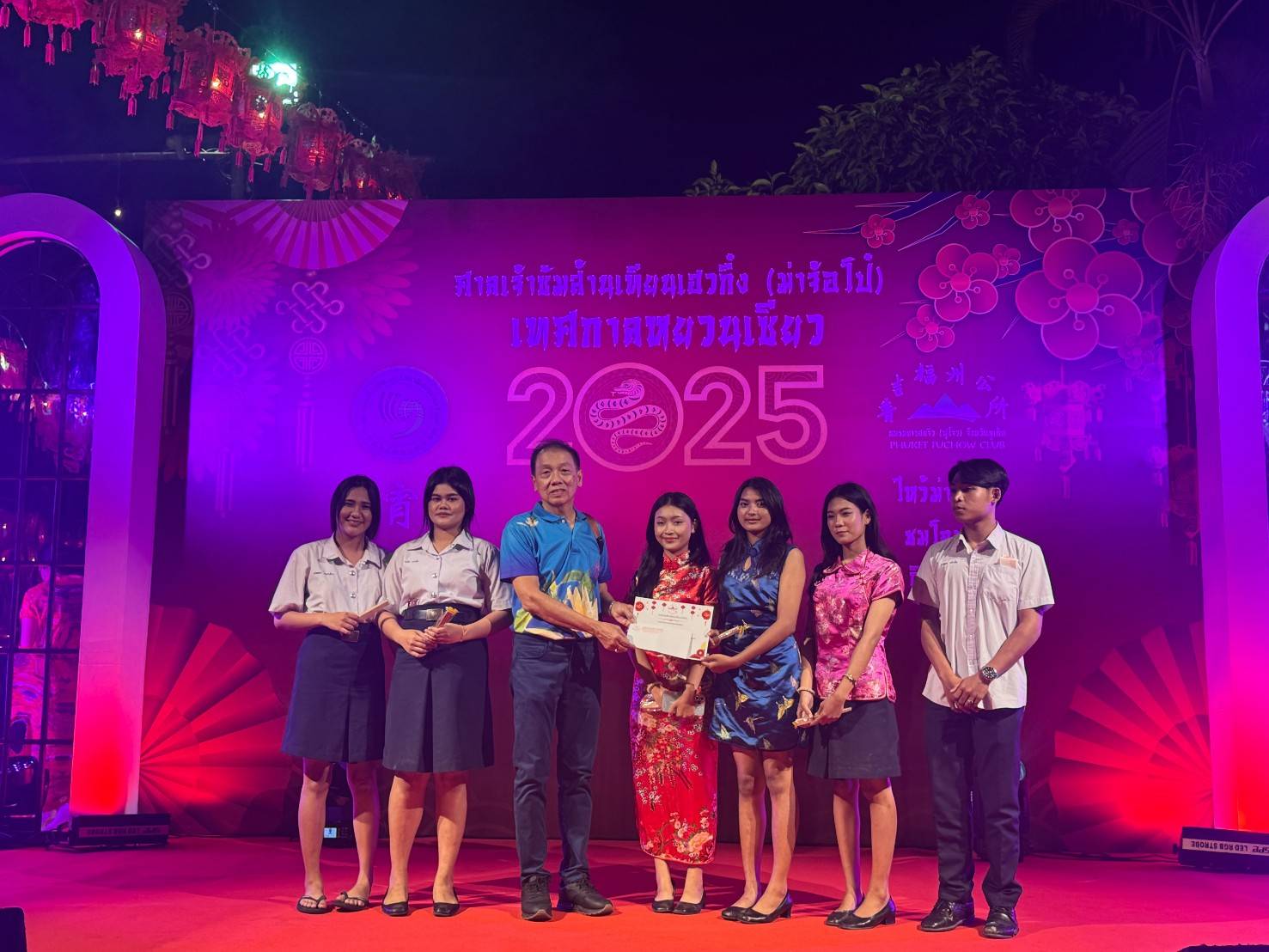 วันอังคารที่ 11 กุมภาพันธ์ 2568 นางสาว กวิสรา สมภักดี ครูแผนกวิชาภาษาต่างประเทศ พร้อมด้วยนักศึกษาระดับชั้นปวช 1 แผนกวิชาการตลาด และคุณครูผู้ควบคุมร่วม กิจกรรมเทศกาลหยวนเซียว(โคมไฟจีน) เพื่อสืบสานวัฒนธรรมอันดีงามของชาวจีน และส่งเสริมความสัมพันธุ์อันดีในชุมชน และ เข้าร่วมการประกวดแข่งทำโคมไฟจีนพร้อมนำเสนอชิ้นงานภาษาจีน ซึ่งได้รับรางวัลชนะเลิศ พร้อมเงินรางวัลรางวัล10,000บาท ณ ศาลเจ้าสัมซ้านเทียมเฮ้วกึ๋ง(ม่าจ้อโป๋)
