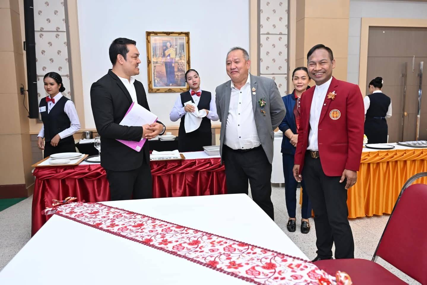 วันพุธที่ 12 กุมภาพันธ์ 2568 นายยศพล เวณุโกเศศ เลขาธิการคณะกรรมการการอาชีวศึกษา (เลขาธิการ กอศ.) เยี่ยมชม ให้กำลังใจ นักเรียน นักศึกษา ที่เข้าร่วมทักษะการบริการอาหารและเครื่องดื่ม ระดับ ปวช./ปวส. ประเภททีม ระดับชาติ ดำเนินการโดย วิทยาลัยอาชีวศึกษาภูเก็ต ณ วิทยาลัยเทคนิคตรัง