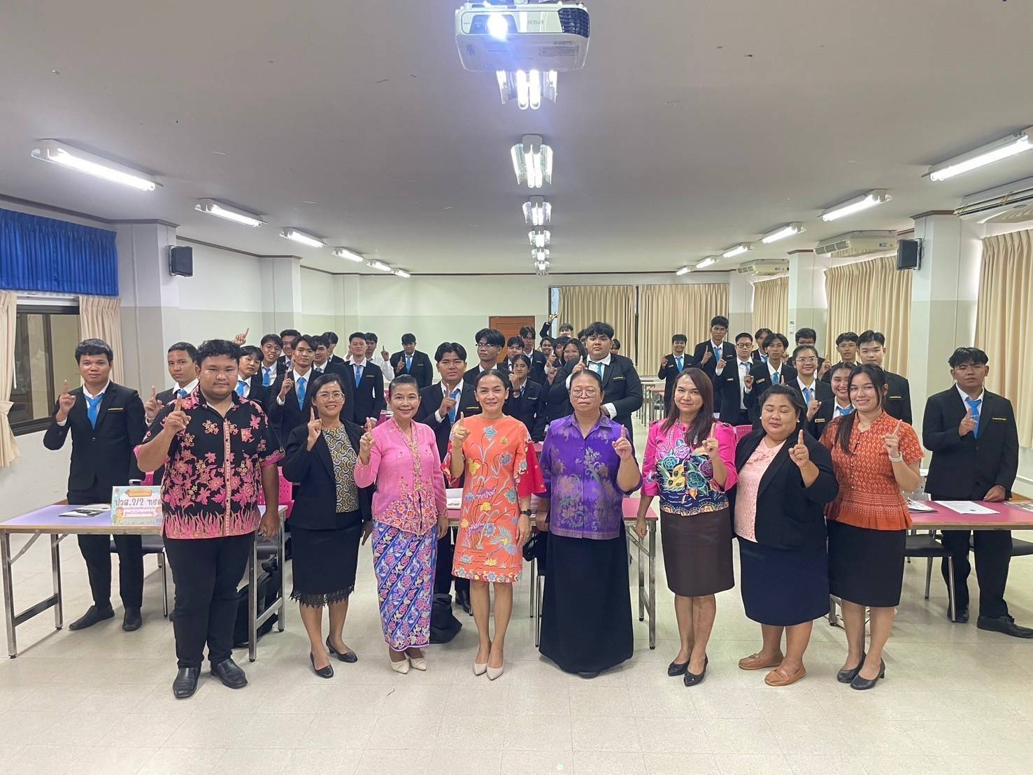 วันพฤหัสบดีที่ 13 กุมภาพันธ์ 2568 นางสาวกุลริศา ตรีโชติ รองผู้อำนวยการฯ รักษาการในตำแหน่งผู้อำนวยการวิทยาลัยอาชีวศึกษาภูเก็ต นางพรชนก เฮงประเสริฐ หัวหน้าแผนกฯ และครูแผนกวิชาเทคโนโลยีธุรกิจดิจิทัล ร่วมสัมมนาฝึกงาน/ฝึกอาชีพ นักศึกษา ปวส. 2 ระบบปกติ และระบบทวิภาคี ณ ห้องหรหมเทพ อาคารเจ้าฟ้า