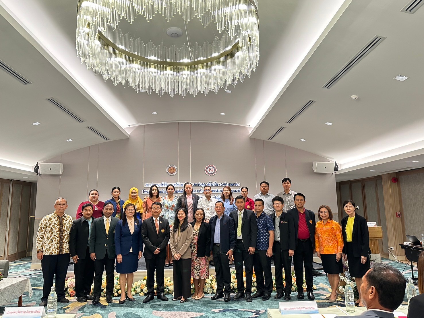 ระหว่างวันที่ 6 – 7 มีนาคม 2568 สถาบันการอาชีวศึกษาภาคใต้ 2 ร่วมกับสถาบันคุณวุฒิวิชาชีพ (องค์การมหาชน) จัดโครงการอบรมเชิงปฏิบัติการจัดทำหลักสูตรการเรียนรู้ที่สอดคล้องกับมาตรฐานอาชีพและคุณวุฒิวิชาชีพ เพื่อพัฒนาสมรรถนะผู้เรียนสู่ความเป็นเมืองอาชีพด้วยมาตรฐานอาชีพและคุณวุฒิวิชาชีพ ปีงบประมาณ 2568 โดยมีคณะครูวิทยาลัยอาชีวศึกษาภูเก็ตเข้าร่วม
