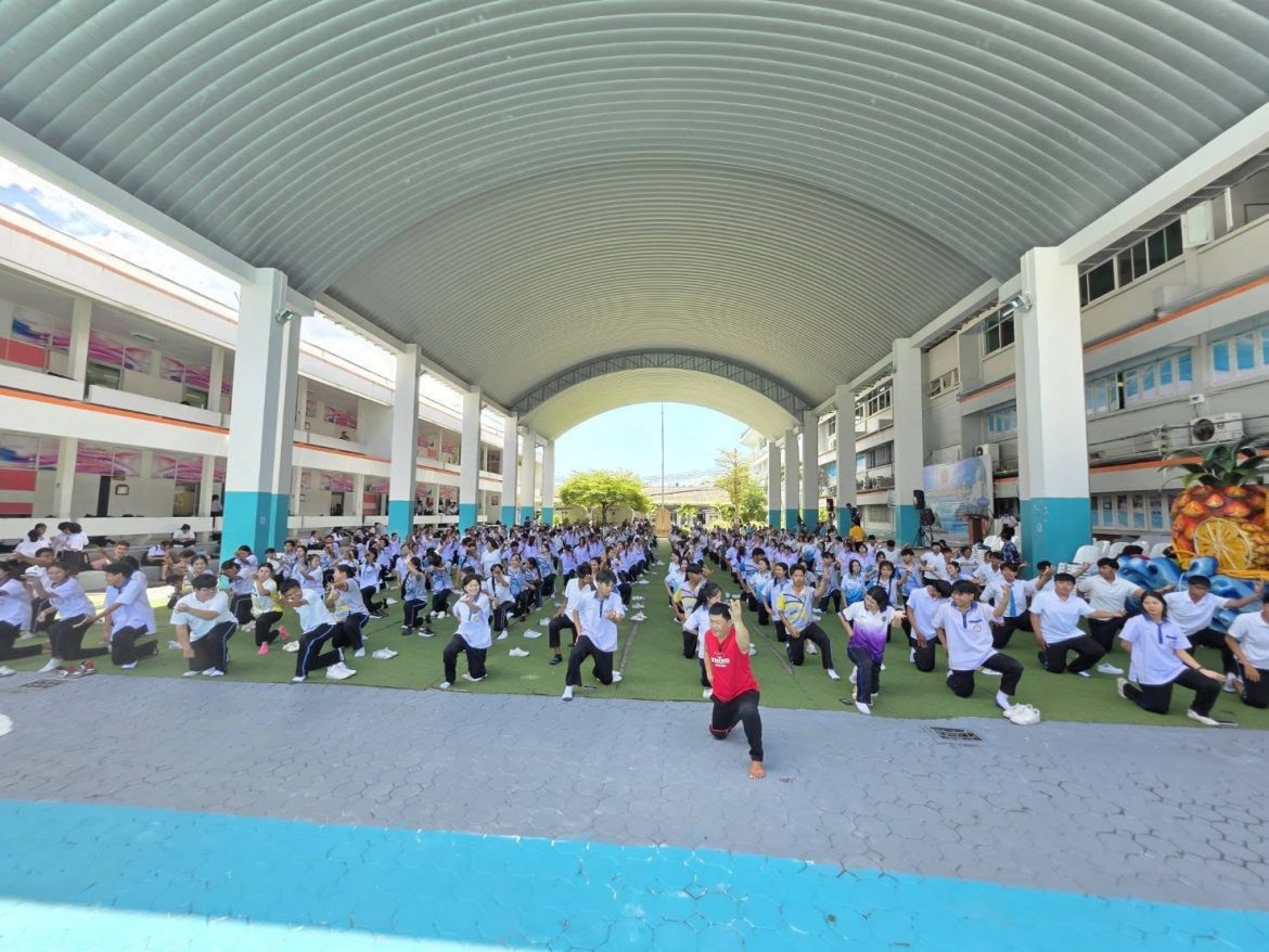 ซ้อมใหญ่ไหว้ครูมวยไทยสู่เวทีโลก เตรียมพบกับพลังนักศึกษา วิทยาลัยอาชีวศึกษาภูเก็ตกว่า 400 คน ร่วมบูรณาการวิชาพละศึกษา สร้าง Soft Power ไทย สู่สายตานานาชาติวันที่ 9 ส.ค. 2568 – ซ้อมไหว้ครูมวยไทย วันที่ 10 ส.ค. 2568 – พิธีไหว้ครูมวยไทยโลกปิดถนนใจกลางเมืองภูเก็ต (แยกชาร์เตอร์) ย่านเมืองเก่า เวลา 18.00 น. เป็นต้นไปร่วมสืบสานประเพณีไทย ร่วมสร้างสรรค์ประเทศไทยไปด้วยกัน ขอบคุณสมาคมกีฬาแห่งจังหวัดภูเก็ต, สำนักงานการกีฬาแห่งประเทศไทยภูเก็ต, คณะกรรมการการกีฬาแห่งประเทศไทย, คณะครู บุคลากร ผู้ปกครอง และทุกแรงสนับสนุน